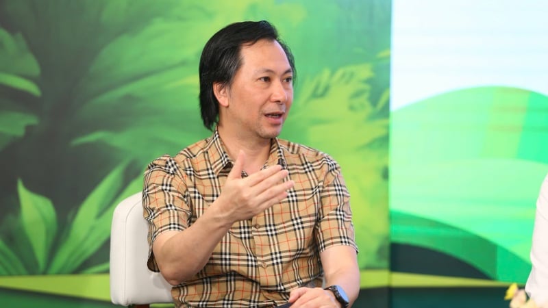 Le professeur agrégé Dam Hoang Phuc parle des voitures anciennes utilisant de l’essence E10, réfutant « l’astuce consistant à secouer la voiture ». (information presse)