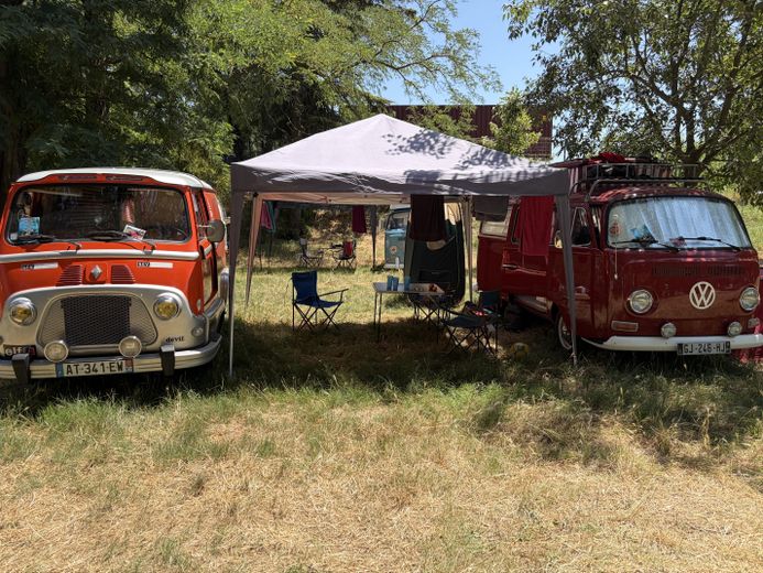 À gauche, un Renault Estafette et sur la droite, un combi Volkswagen T2.