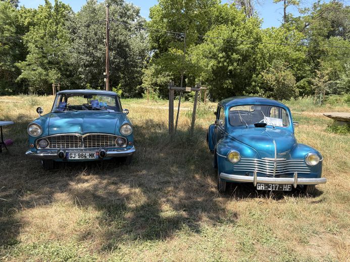 Une Simca Présidence aux côtés de la 4 CV.