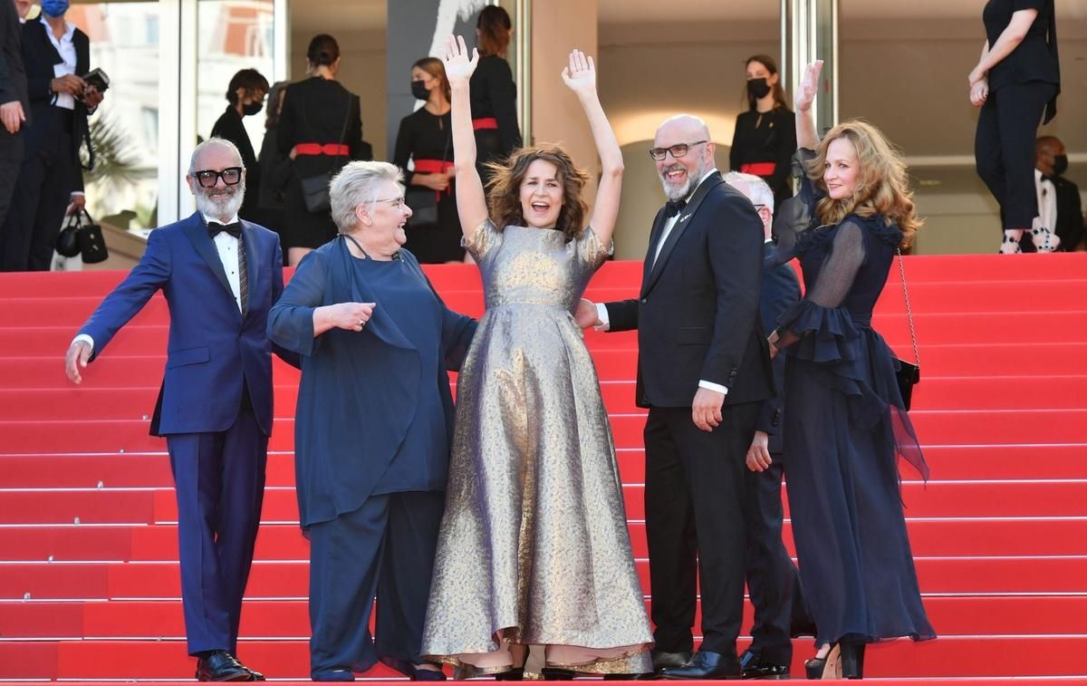 Pinterest Et ils ont crié Aline : la montée des marches émue de Valérie Lemercier à Cannes