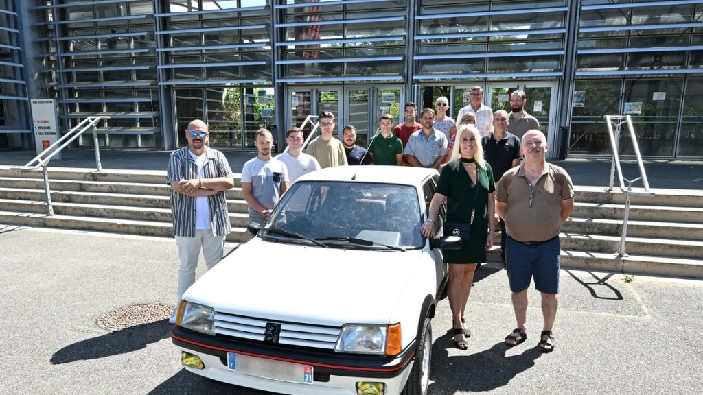 A lire dans la presse: « Les lycéens ont fait du bon travail », à Toulouse, l’émotion de Philippe, collectionneur de voitures anciennes, venu récupérer sa 205 GTI restaurée pendant six ans