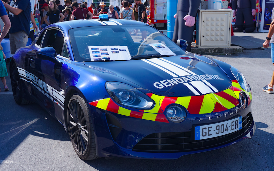 Info: Le rassemblement caritatif Bleu-Blanc-Rouge réunit une centaine de véhicules de collection, gendarmes et pompiers