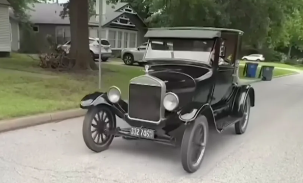Info: Un centenaire conduit sa Ford Model T datant de son année de naissance, 1926