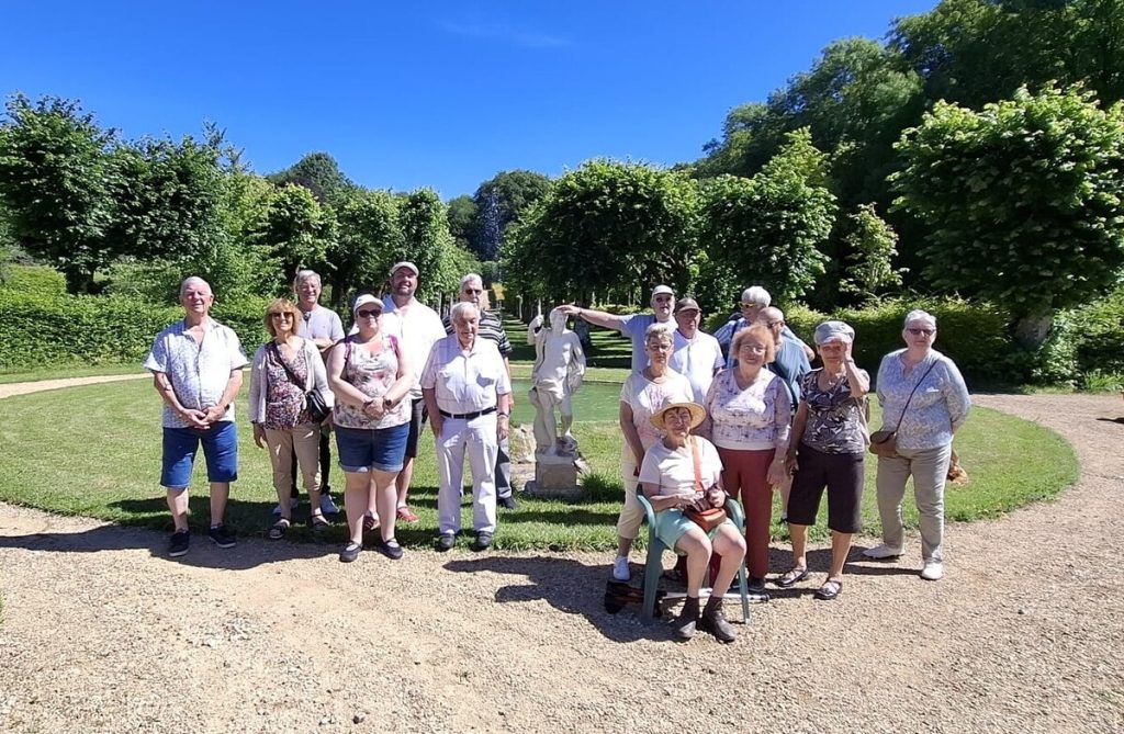 Information: A bord de leurs voitures anciennes, ils ont fait un arrêt au village