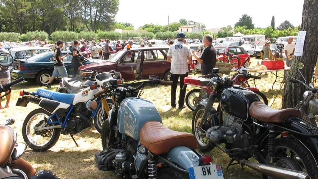 Les véhicules anciens ont plus fait tourner les têtes que les moteurs (Vu dans la presse.)