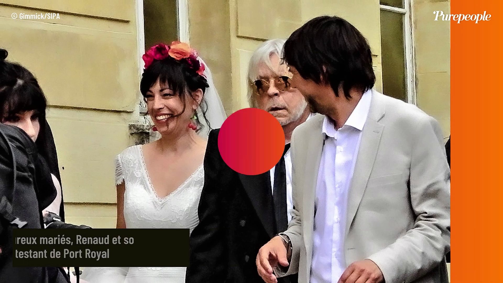 Vimeo Mariage de Renaud et Cerise : Baiser des mari&eacute;s, voiture &agrave; l'ancienne, pluie de bulles... Les belles images de la f&ecirc;te