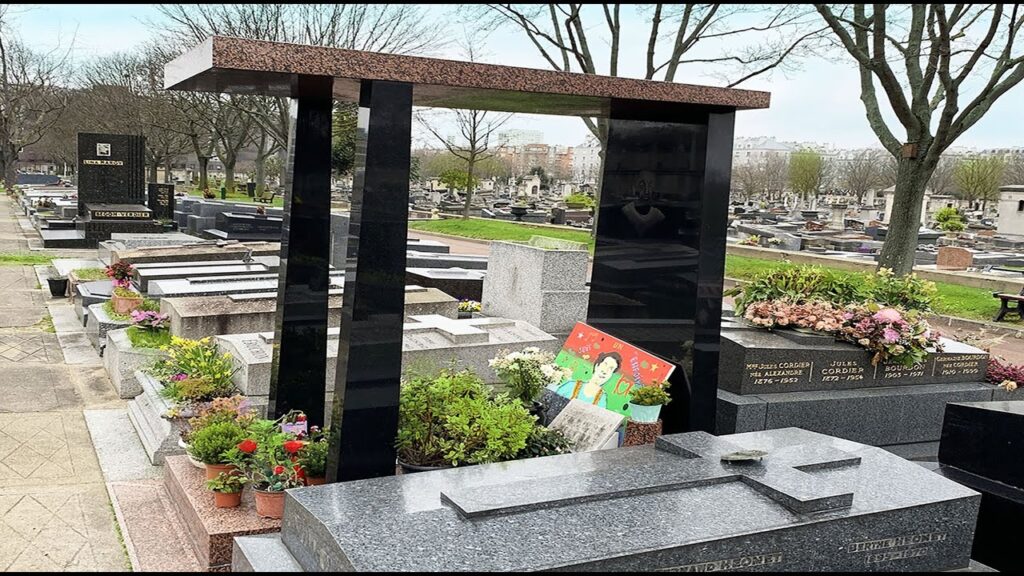 Montrouge,Tombe de COLUCHE Cimetière de Montrouge, PARIS
