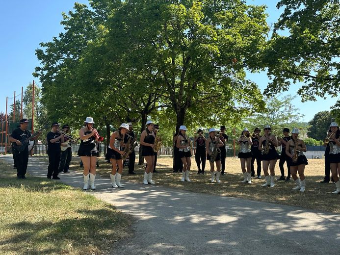 Les bandas ont défilé dans Villefranche.