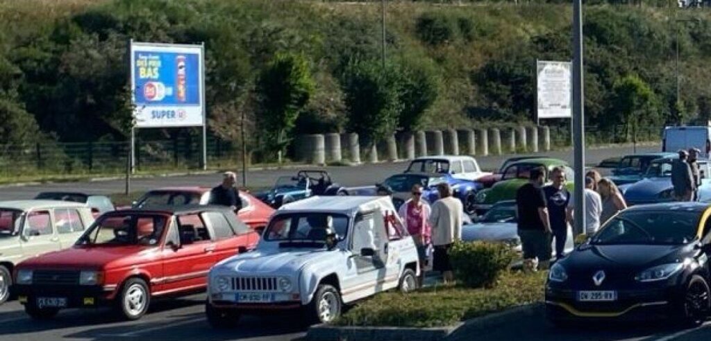 Information: Condé-sur-Noireau. Voitures anciennes en randonnée et ambiance d’époque