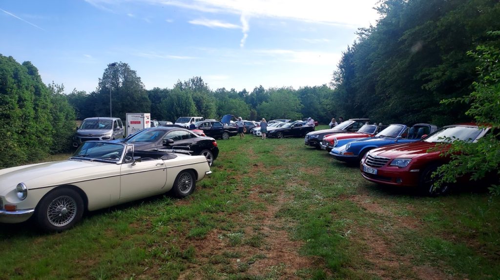 un rallye solidaire a rassemblé 42 voitures à Truyes (information médias)