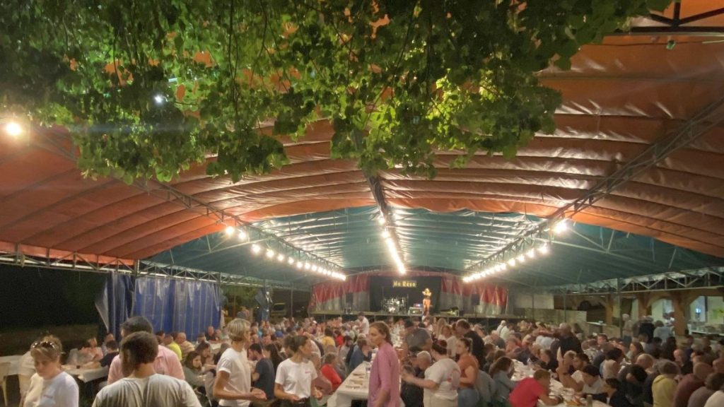 Bodega, et voitures anciennes à la fête d’été (Selon les médias.)