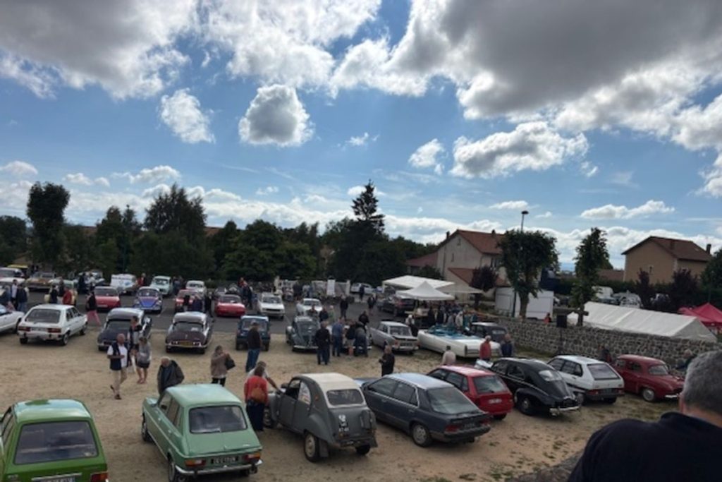 Cayres accueille le rassemblement de véhicules anciens avec 230 exposants et des animations variées (Selon les médias.)
