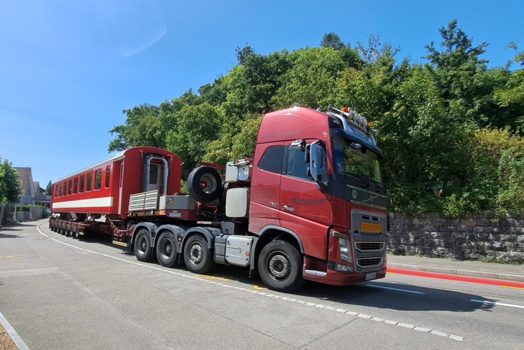 Info: Aperçues sur des convois routiers à Delémont, deux anciennes voitures des CJ continueront finalement de rouler à l’étranger