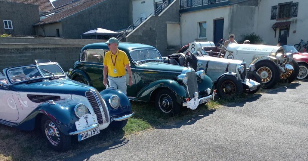 Info: Lelling. Des voitures anciennes sur la place du village