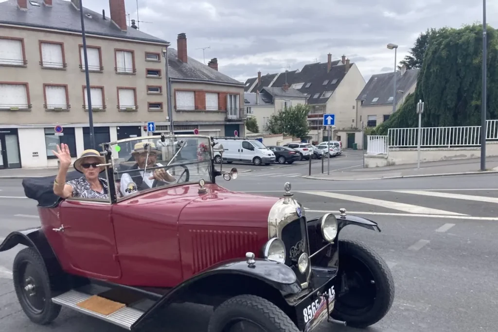 Info: Traversée d’Orléans par des voitures anciennes : revivez la 13e édition en images