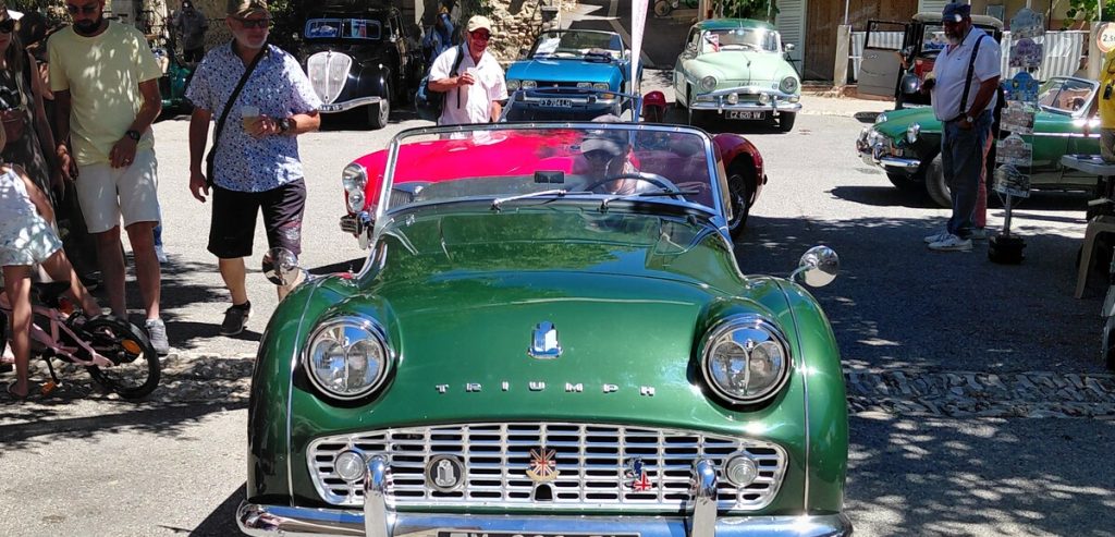 Puimichel. Les gens heureux avec l’association « Auto-moto retro club du canton vert » (information presse)