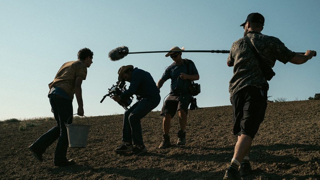 Voitures anciennes, décor rétro et préparation physique de taille… c’est quoi ce tournage avec Victor Belmondo dans le centre de Toulouse ? (Vu dans les médias.)