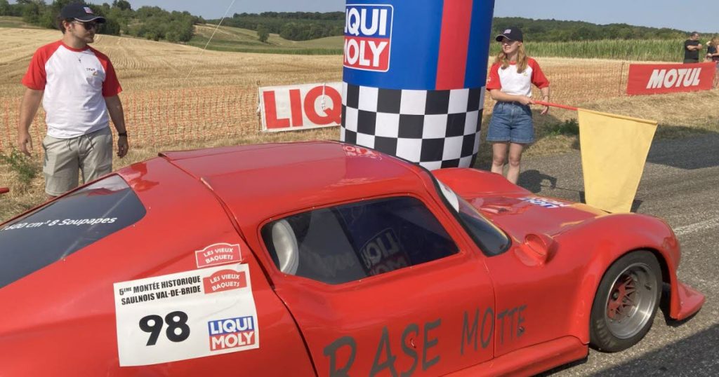 cent voitures au départ de la montée historique