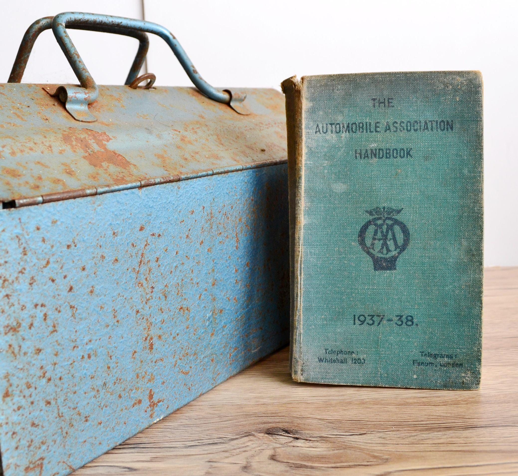 Pinterest Le manuel de l'association des automobilistes | 1937 à 1938 | Livre des AA | Cadeau d'anniversaire | Souvenirs de voiture | Atlas des services | Cadeaux des AA | Cadeaux voiture