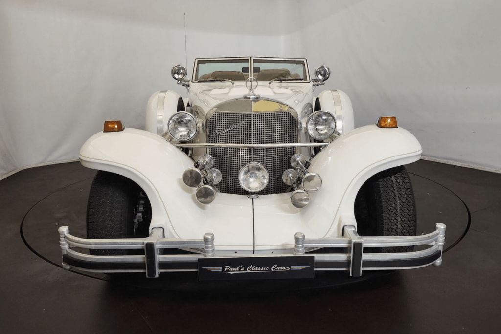 une américaine néo-rétro produite à 786 exemplaires, cette Excalibur V8 joue la rareté à 54 500 € (Selon la presse.)