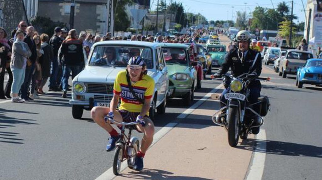 en Indre-et-Loire, des passionnés de voitures anciennes redonnent vie aux départs en vacances des années 70