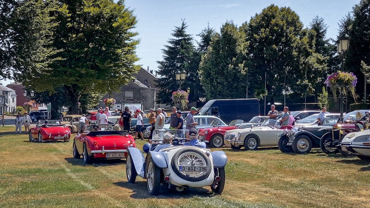 Une halte &agrave; Libramont, samedi, pour les participants &agrave; la Comm&eacute;moration du Circuit des Ardennes, venus profiter de leurs voitures anciennes et des paysages de la r&eacute;gion.