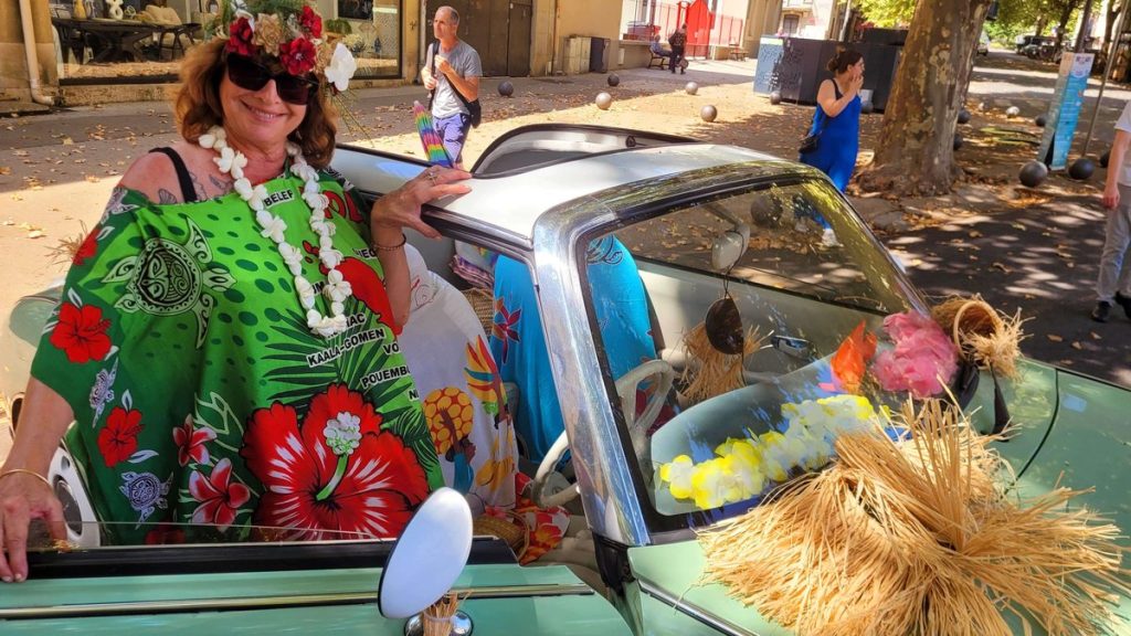 « Sortez les fleurs et mettez de la couleur dans vos moteurs ! » : un rassemblement « Flower Power » de voitures anciennes au pied des Cévennes