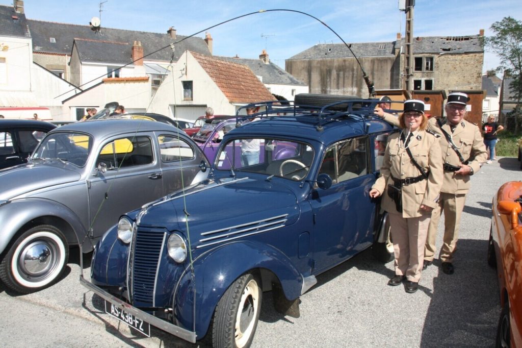 Motos et voitures anciennes en boucle sur 1 km dans cette ville de Brière, près de Saint-Nazaire