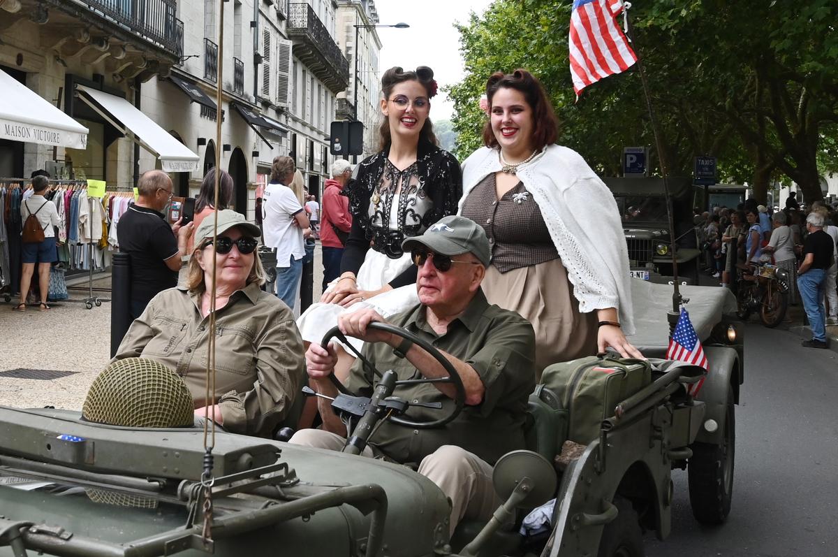 &Agrave; bord des v&eacute;hicules, les costumes &eacute;taient de sortie.