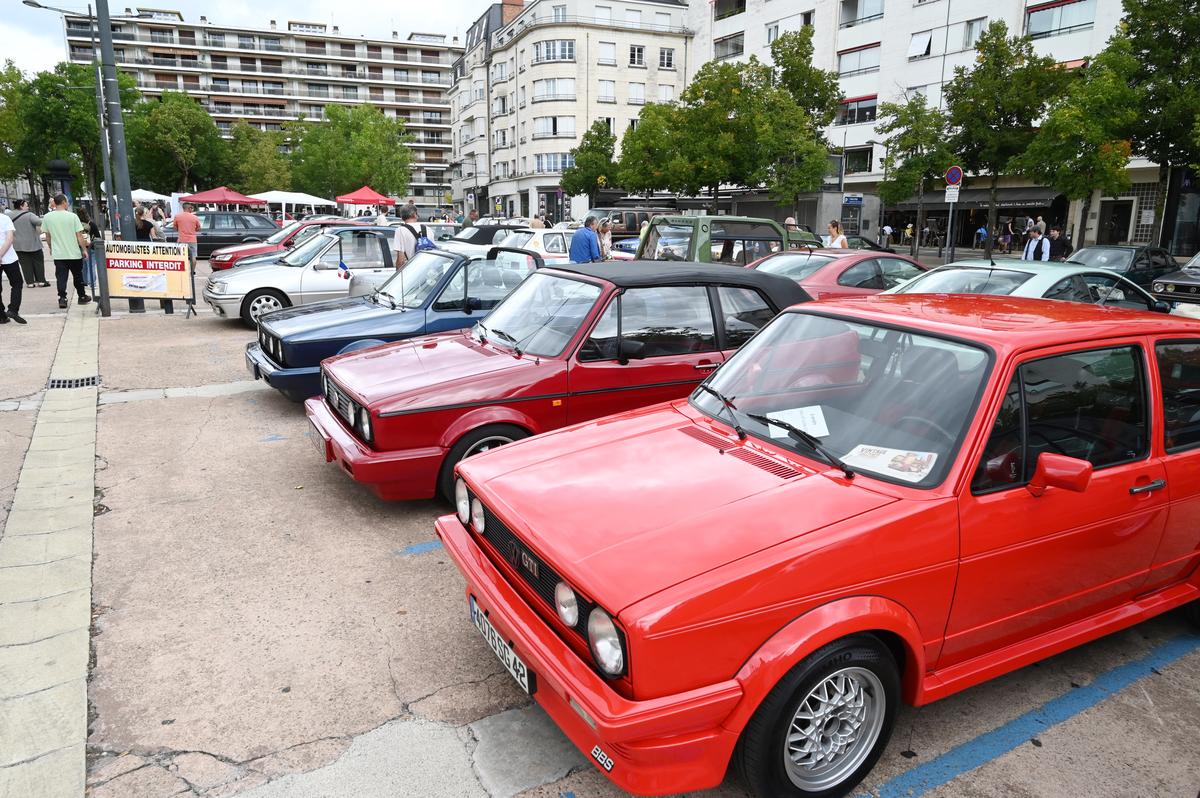Les plus r&eacute;centes des anciennes voitures avaient aussi leur place cette ann&eacute;e, sur l&rsquo;esplanade Robert-Badinter.