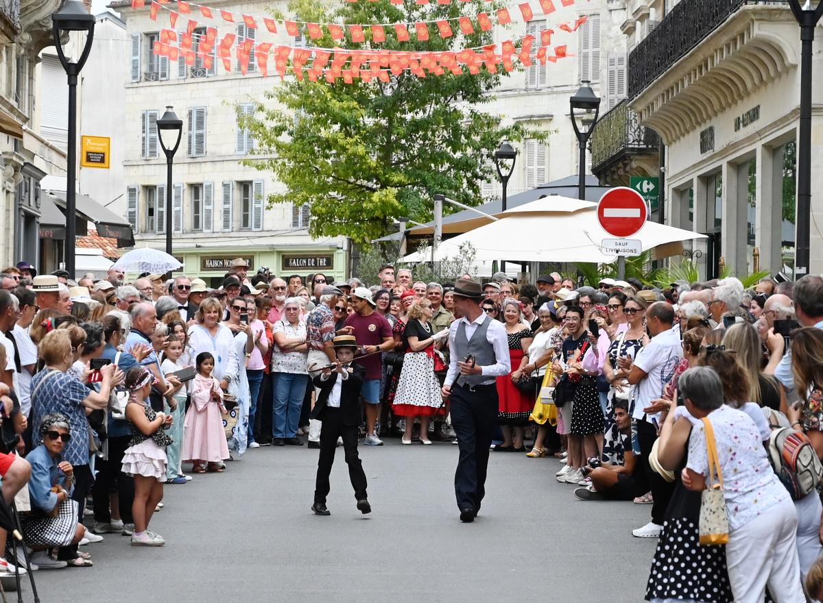 Le public &eacute;tait au rendez-vous pour le d&eacute;fil&eacute; en tenue d&rsquo;&eacute;poque. Plusieurs lots &eacute;taient &agrave; remporter.