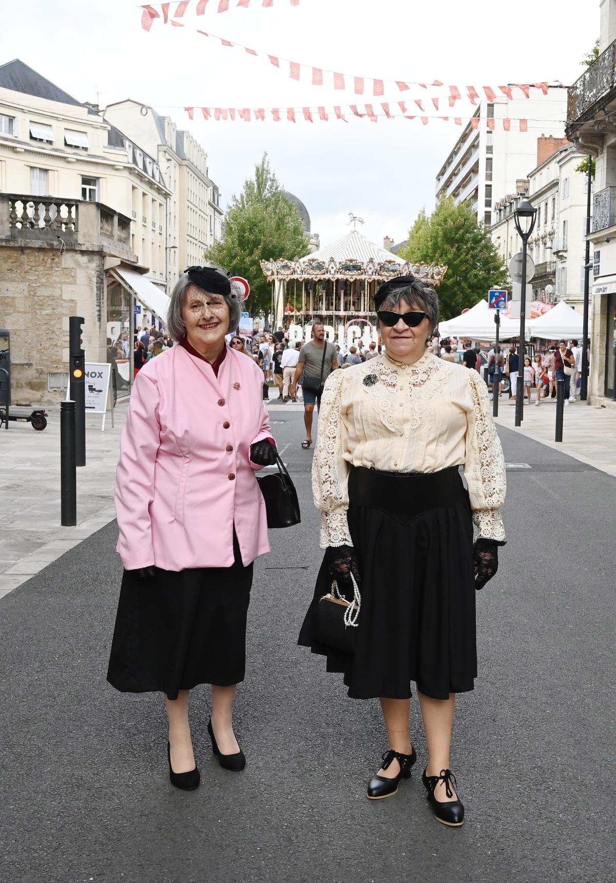 Mireille et Sylvie cousent chaque ann&eacute;e leur tenue avec des patrons vintage.