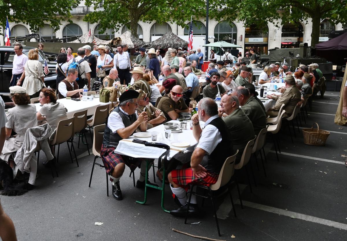 Un banquet &eacute;tait propos&eacute; les midis, au campement militaire, place Bugeaud.