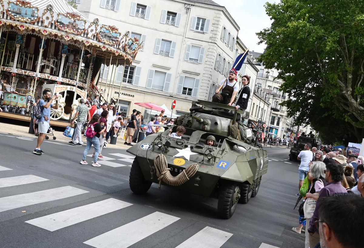 Les v&eacute;hicules militaires impressionnent toujours lors de la parade, comme ce blind&eacute; M8.