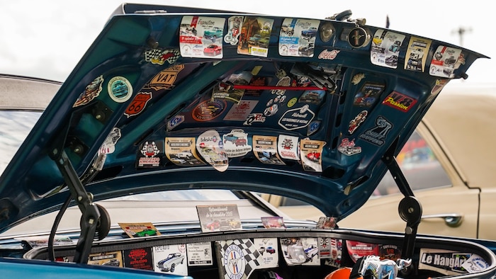 Sous le capot d'une voiture ancienne. 
