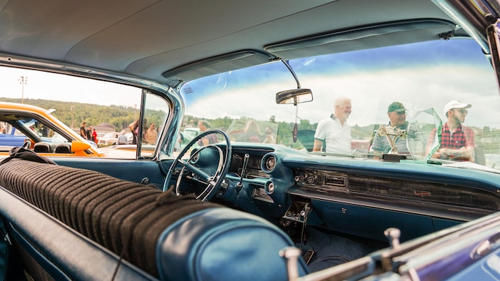 L'int&eacute;rieur d'une voiture ancienne. 