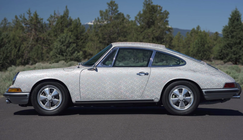À 84 ans, elle surenchérit de 69.000 sur l’offre précédente pour récupérer son ancienne Porsche (Selon la presse.)