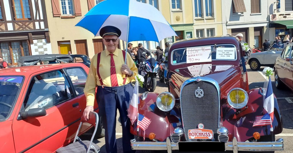 Au rassemblement de véhicules d’exception du Neubourg, Léon, 90 ans, conduit une voiture de son âge !