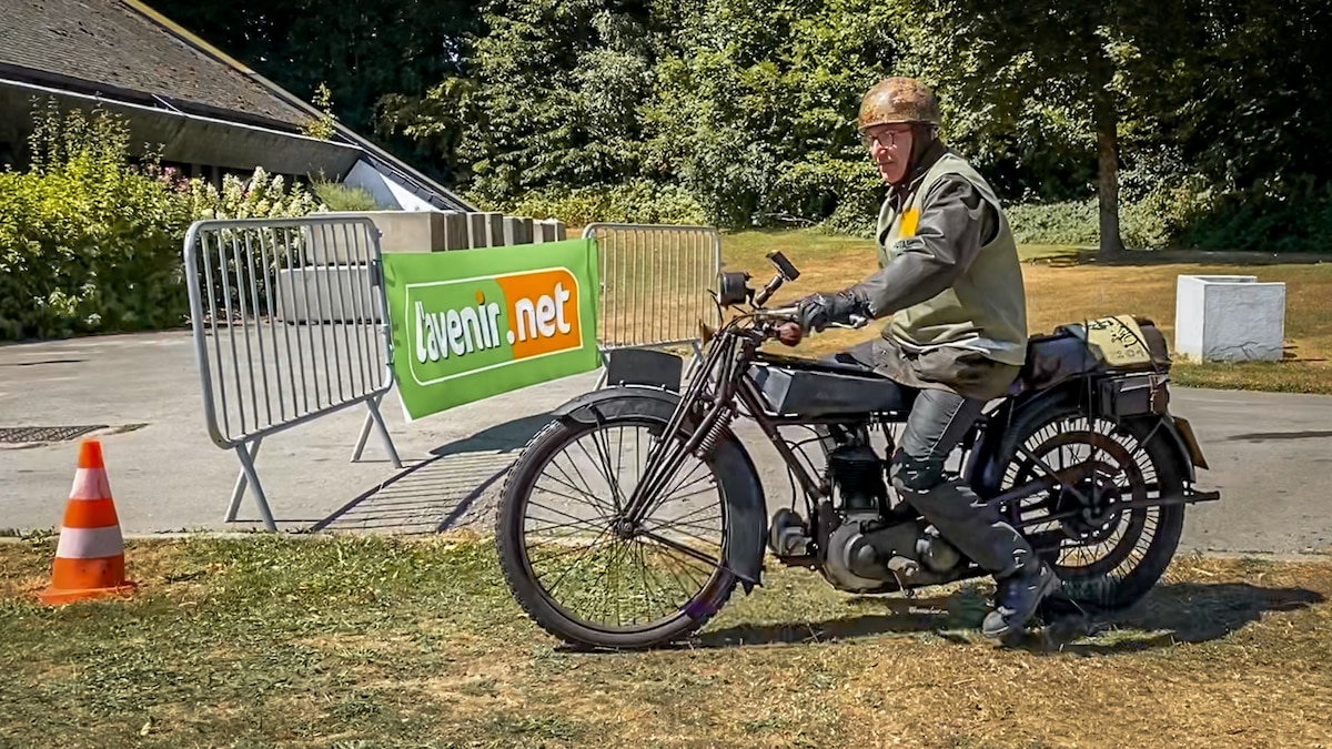 Une halte &agrave; Libramont, samedi, pour les participants &agrave; la Comm&eacute;moration du Circuit des Ardennes, venus profiter de leurs voitures anciennes et des paysages de la r&eacute;gion.
