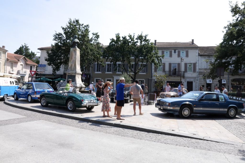 Info: À L’Isle-sur-la-Sorgue, des voitures de collection ont rejoint la brocante du 15 août