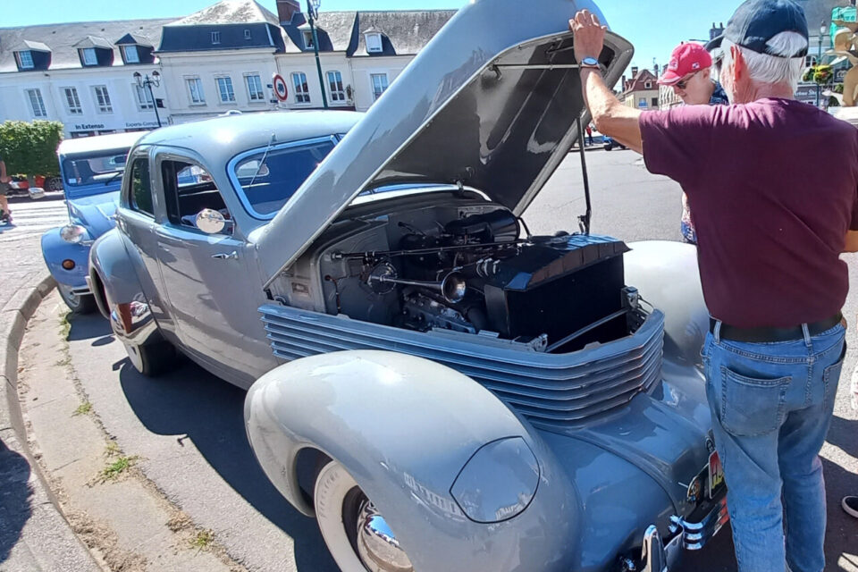 Cette luxueuse Cord 812 a été fabriquée à 2320 exemplaires seulement, entre 1936 et 1937. Cette voiture de prestige est bourrée d'inovations technologiques, traction avant, phares rétractables, boîte automatique et bien d'autres.