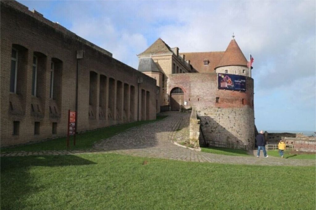 Selon la presse: Fête foraine, voitures anciennes, exposition à ciel ouvert… une idée de sortie pour ce week-end ? On fait le point.