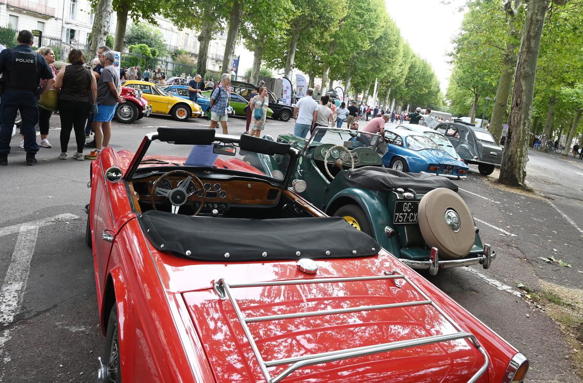 Apr&egrave;s les parades, les voitures de collection &eacute;taient expos&eacute;es sur diff&eacute;rentes places.