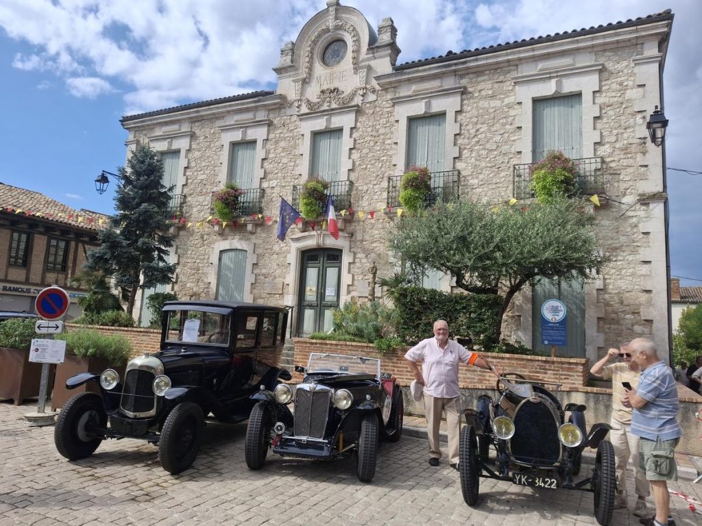 avec 150 véhicules de collection et 220 couverts, le 4e rassemblement Auto Rétro dans la bastide a été un succès (information presse)
