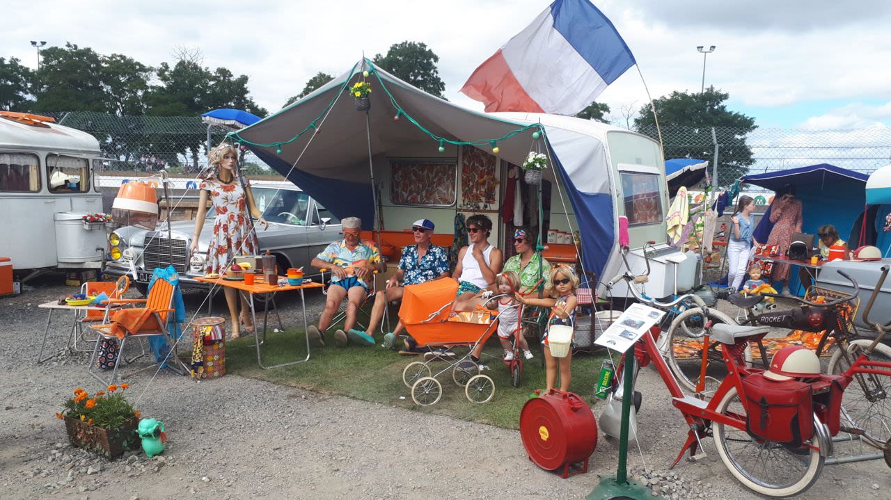 Que l’on soit quatre, cinq, six ou sept, on est heureux sur la route de la nationale 10 et on fait même du rétro camping.