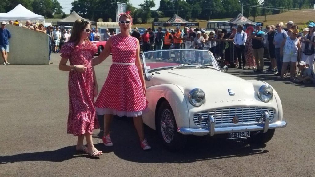 un grand rassemblement de voitures anciennes