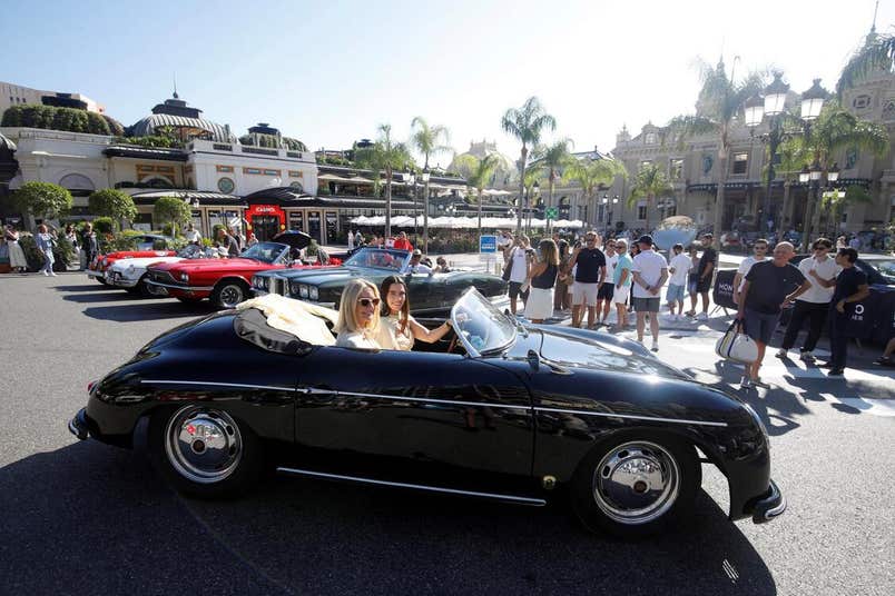 Depart du Rallye Child Care Monaco depuis la place du casino de Monte-Carlo