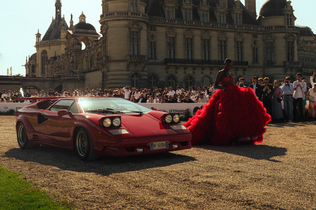 Supercars et tenues d'exception se côtoient durant l'événement.