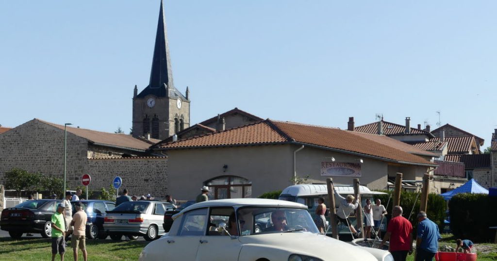 En images. Tout le dimanche, les voitures anciennes convergent &agrave; Boisset (information presse)