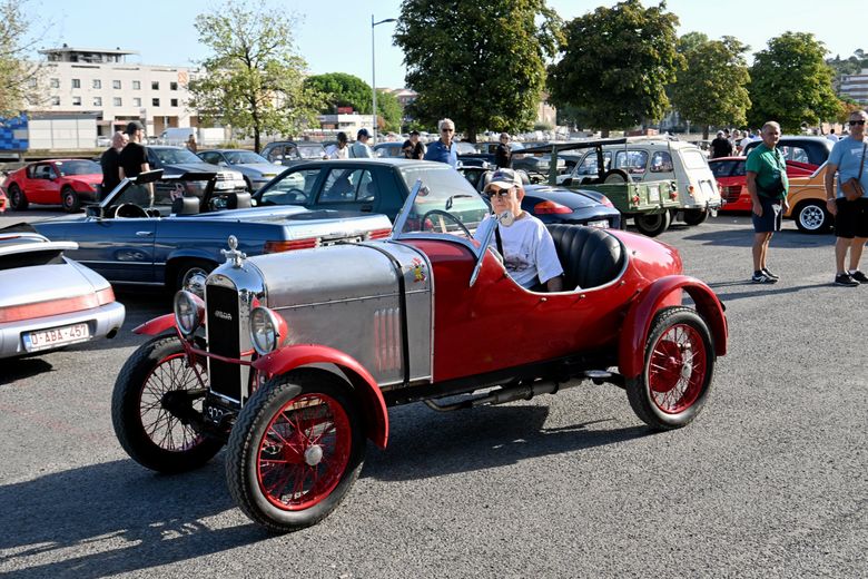 Calandres chromées, carrosseries anciennes et mécaniques de collection étaient au rendez-vous dimanche matin à Alès.